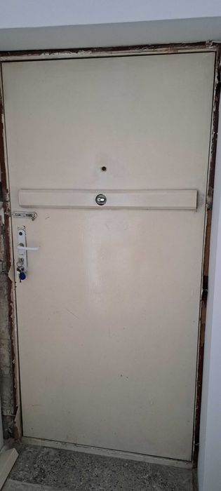 Продавам метална врата