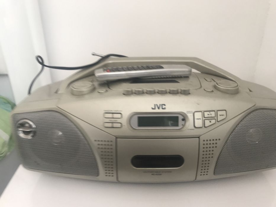 Pадио    касетофон  с  дистанционно /  ЖЕ ВЕ СЕЙ    .