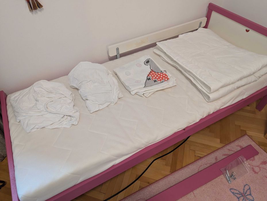 Pat copii Ikea Sniglar 70x160 vopsit roz cu saltea Underlig și bară de protecție Nattapa