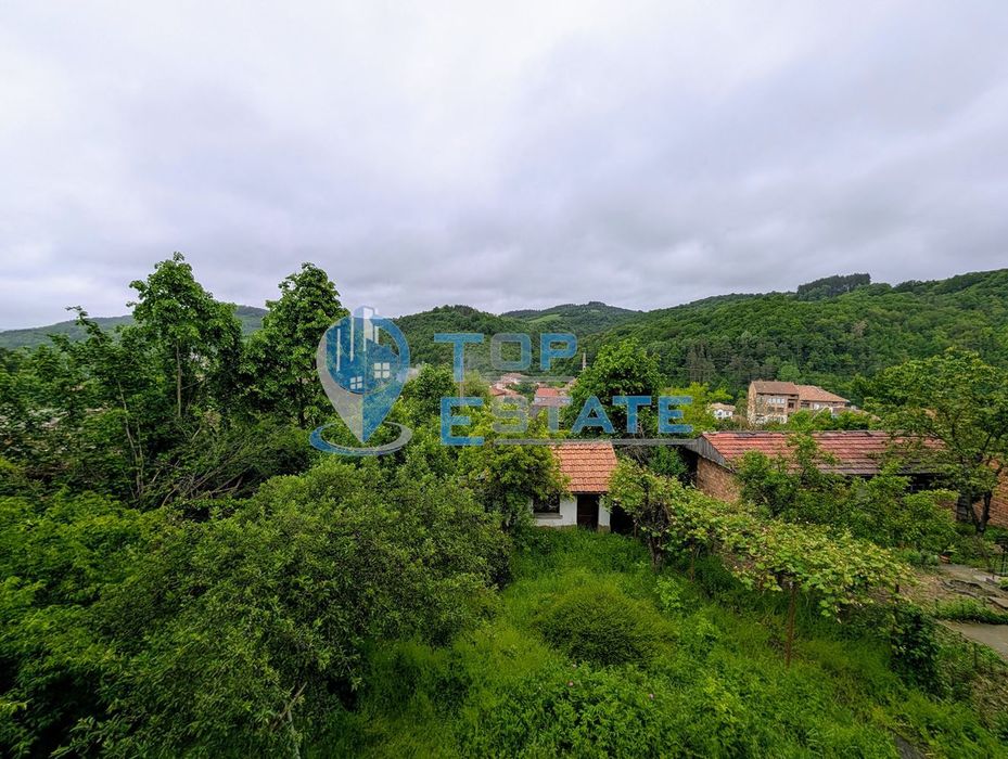 Двуетажна тухлена къща с панорамна гледка в град Плачковци