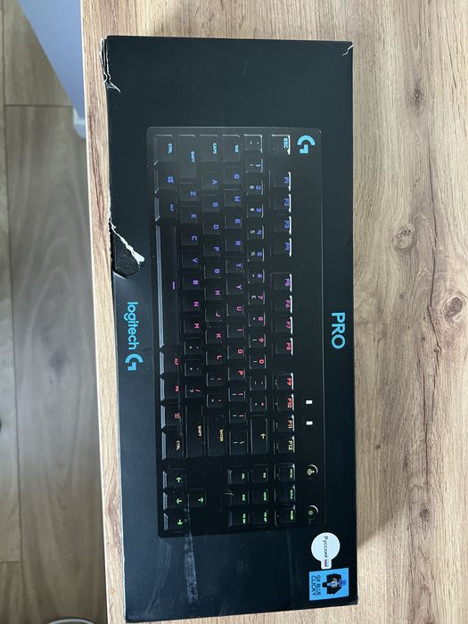 Logitech G Pro  черная игровая клавиатура