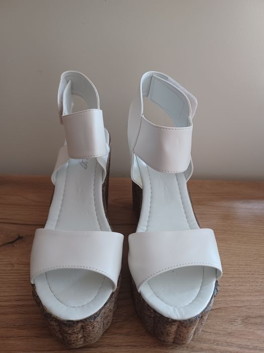 Сандали на платформа