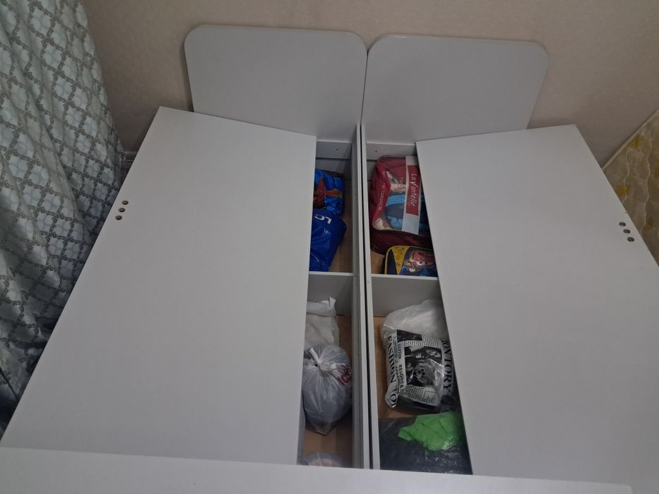 Кровати и тумбочка