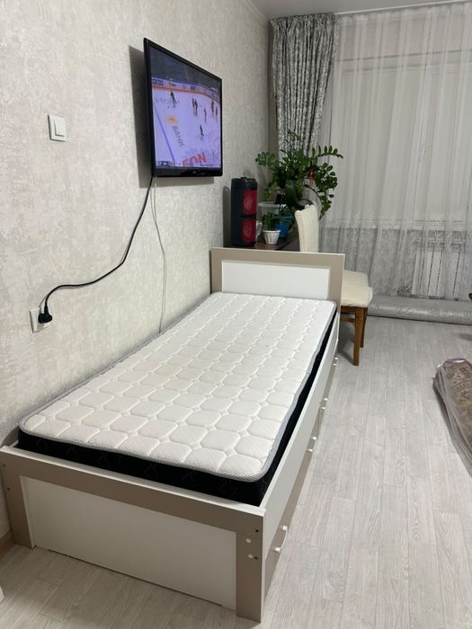 Кровать с матрасом удобный