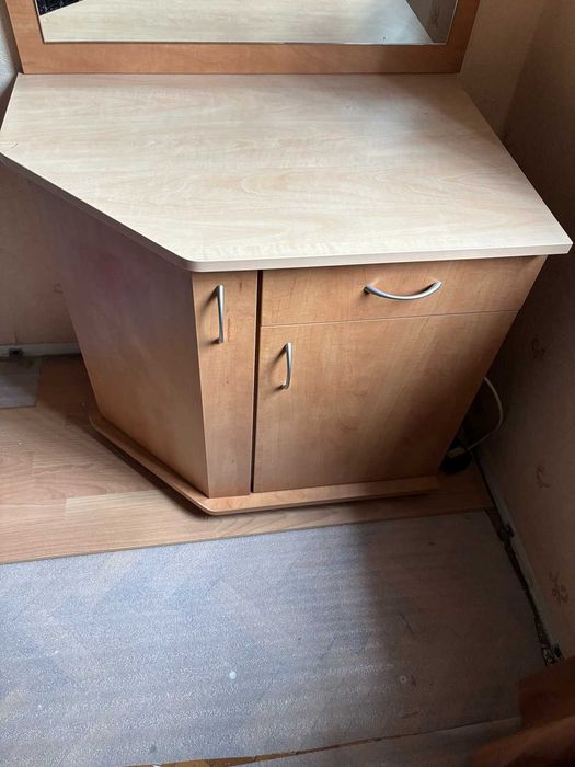 Ъглов шкаф с огледало и осветление