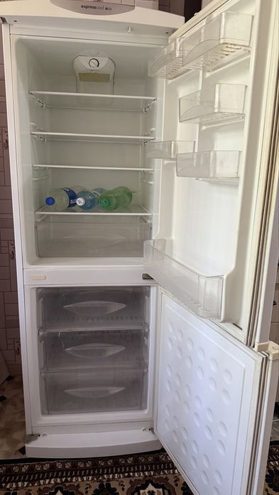 Продам холодильник в карабулаке