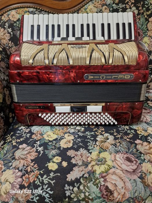 Vînd acordeon : Delicia Melodica 5 cu  96 de basi si 7 schimbatori la