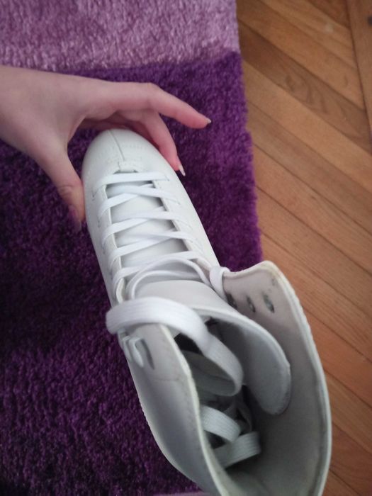 Patine albe elegante de fete marimea 40