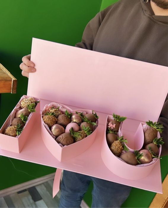 Букет из клубники в шоколаде с розами