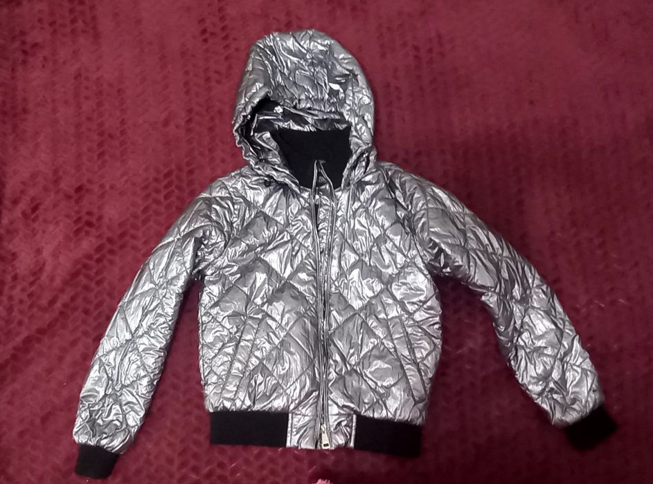 Куртка детская осеняя серебристого цвета.