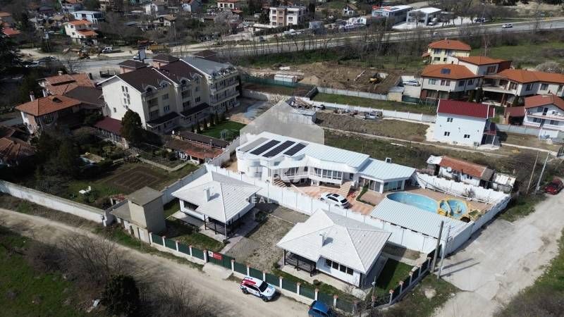 Двуетажна новопостроена къща за продажба, с двор, в м-т Ален мак, Варн