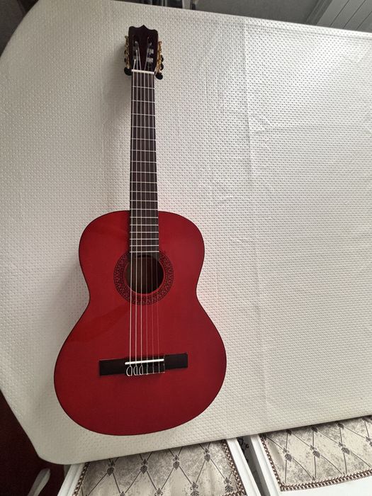 Новая гитара красная