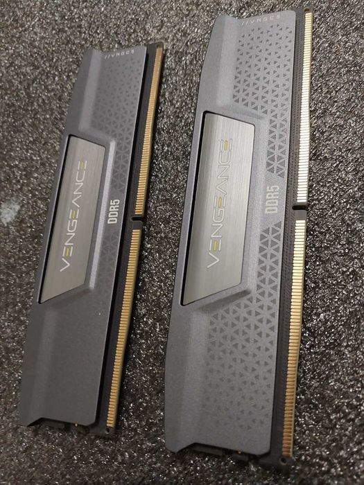 32GB DDR5 5200MT/s CL40 - Corsair Vengance (EXPO, XMP)