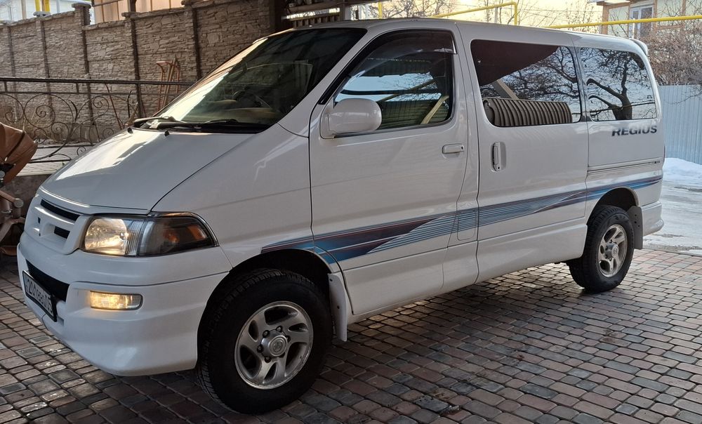 Toyota hiace regius