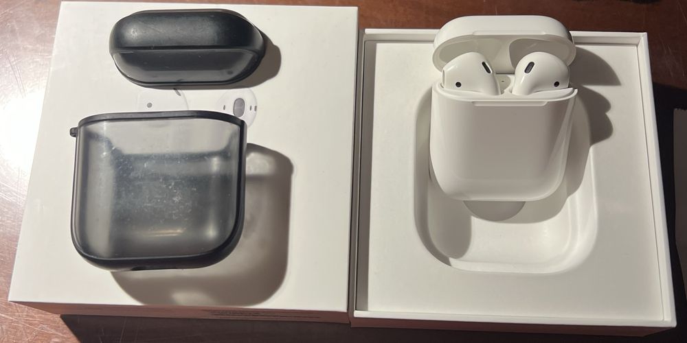 Airpods 2 запазени, лявата има проблем.