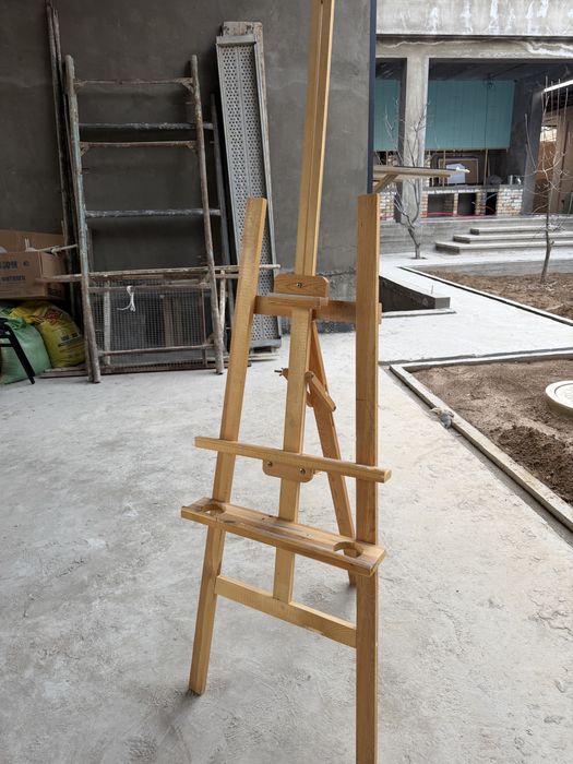 Мольберт и стеллажи