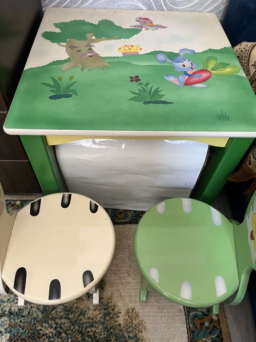 Продам детский столик и стульчики.