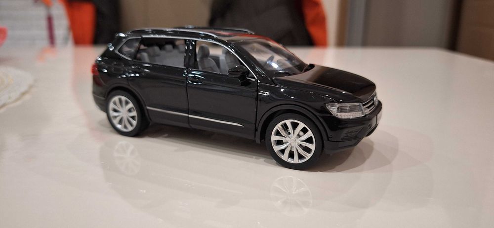VW Tiguan 1:32 с отваряеми врати, капак, светещи фарове и стопове