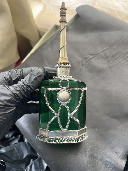 Sticla de parfum din sticla verde culoare smarald cu aspersor si placa