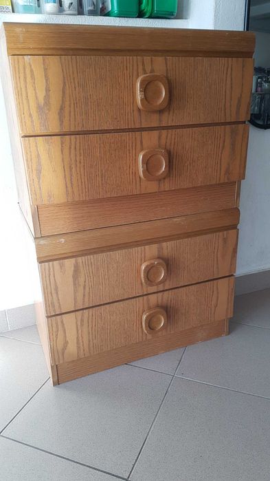 Маси 70.70 в45 75 лв.100- 50 см. Шкаф и маси.Бюро 50 лв. Столче