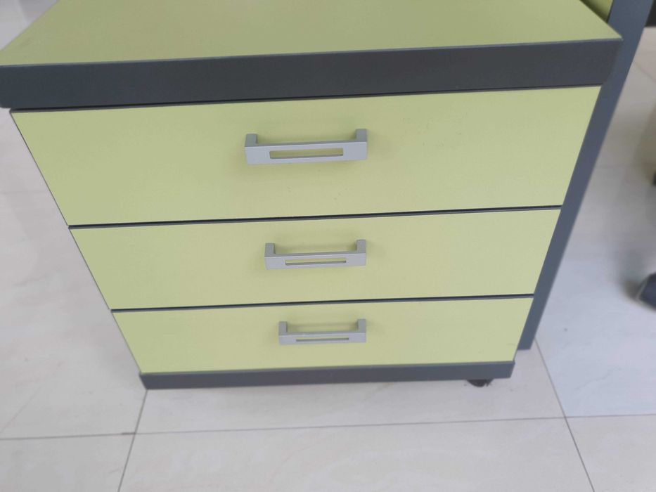 Oфис Обзавеждане - диван, бюра, столове, шкафчета, библотека, маса