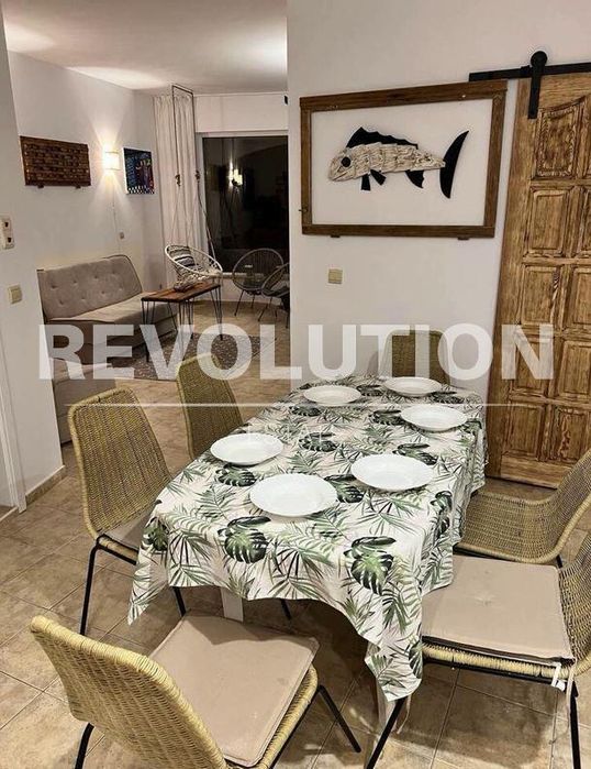 Тристаен апартамент в района на Златни пясъци!