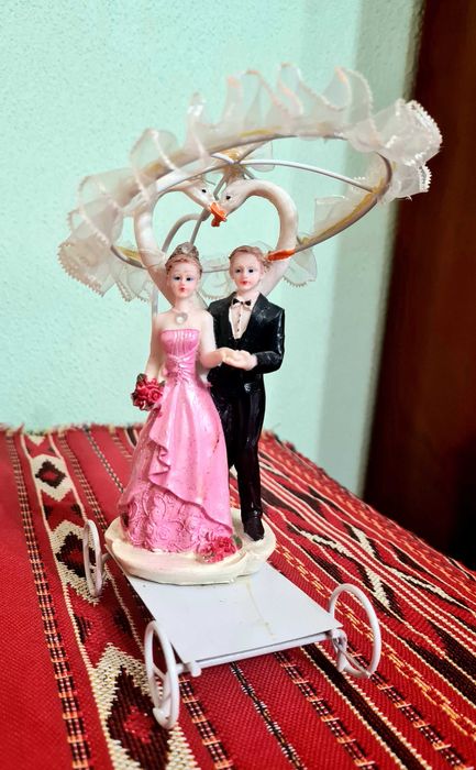 Topper romantic pentru tort sau prăjitură; porumbei albi gratis