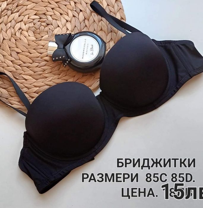 Сутиени цени и размери са написани върху всяка снимка