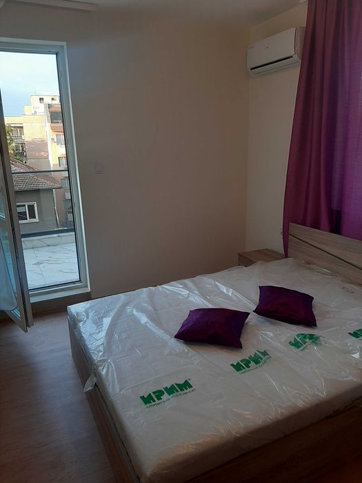 Частно лице отдава нов 3 стаен просторен апартамент 100 м2.