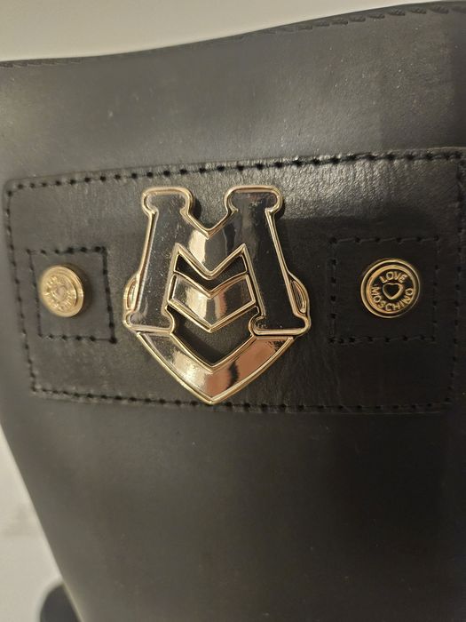 Vand cizme Guess si Love Moschino