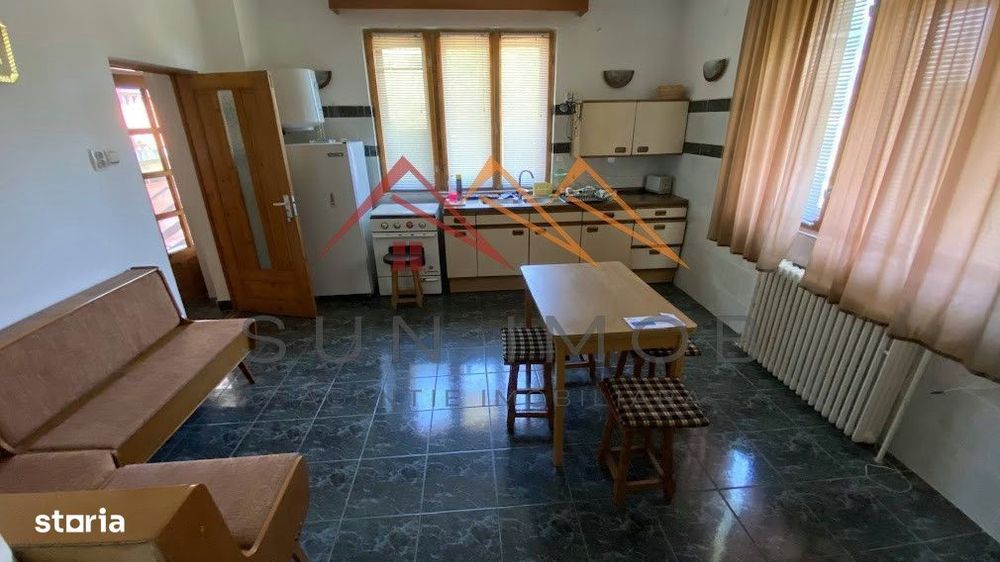 Vila de vanzare, teren 3100 mp, 7 camere, 6 grupuri sanitare, 3 CT, an