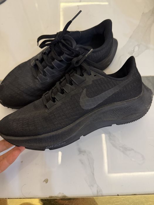 Шляпы и кроссовки Найки