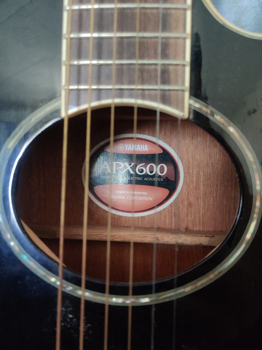 Chitară electro-acustică Yamaha APX600 – stare  foarte bună