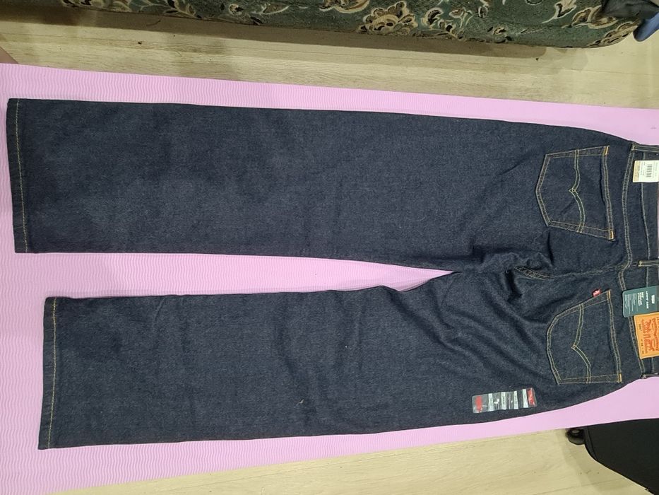 Джинсы и куртка Levi's.