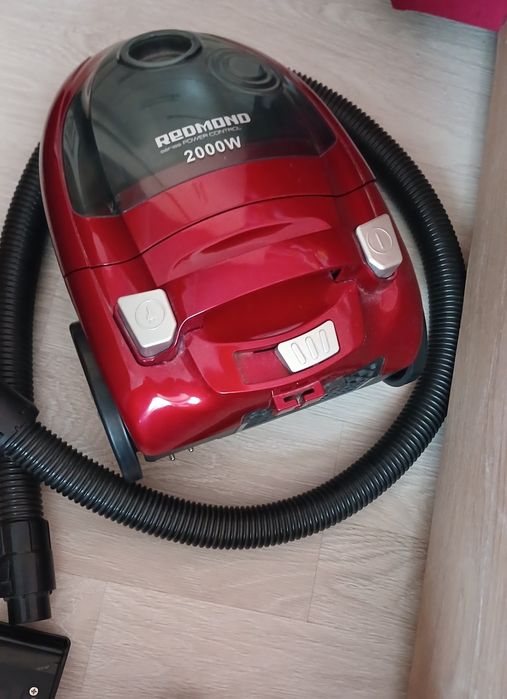 Пылесос Redmond красный