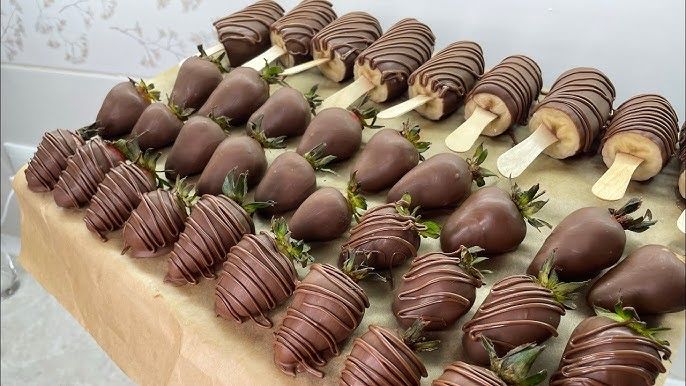 Клубника в шоколаде ,финики ,бананы