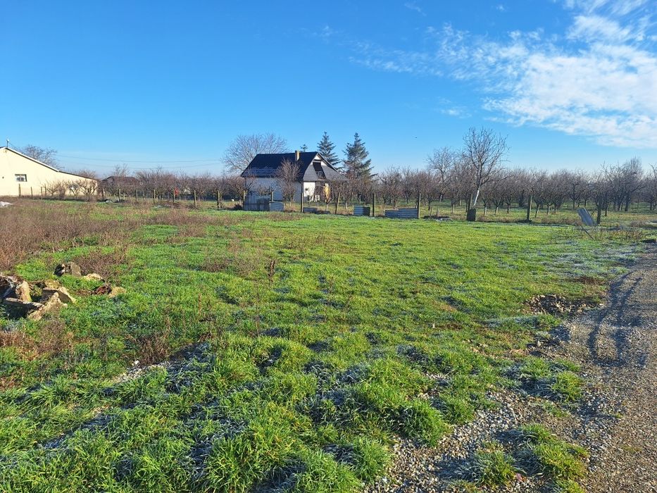 Vand teren intravilan la intrare in Tarian