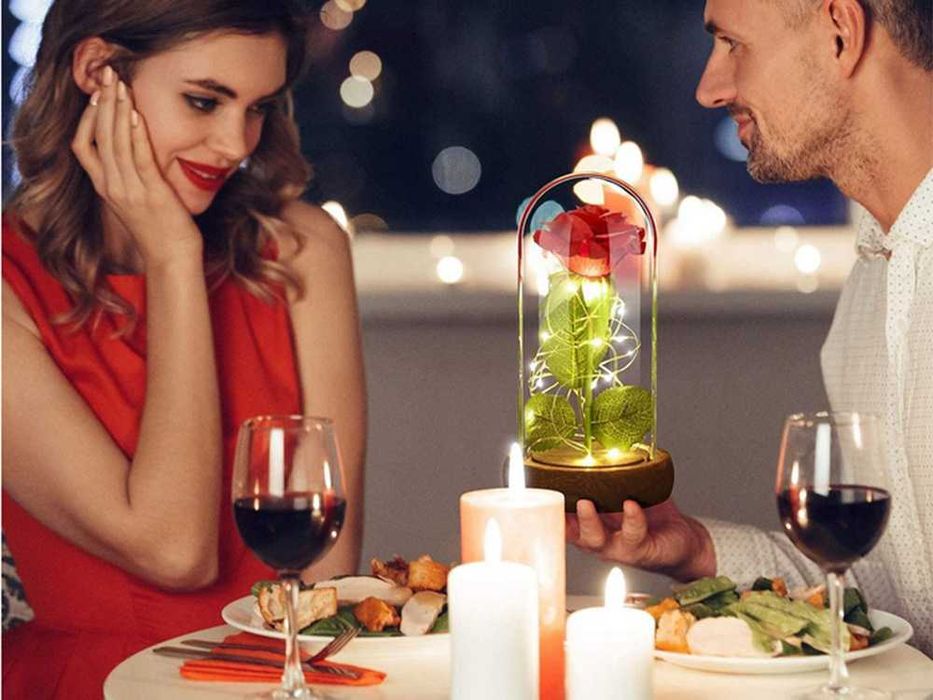 Trandafir etern rosu in cupola de sticla cu lumina LED decor romantic