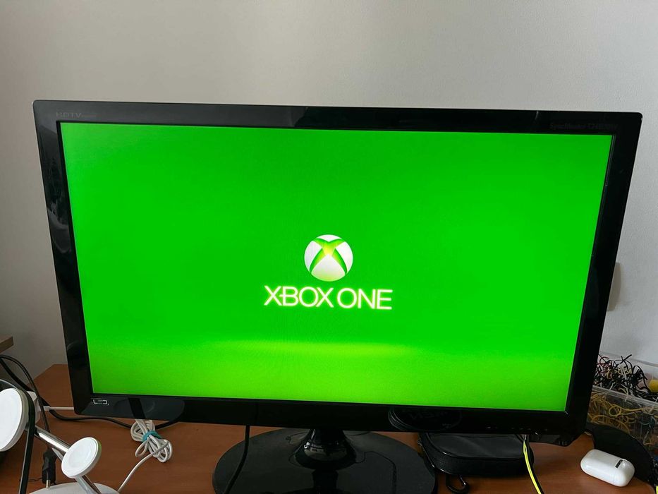 Consola XBOX ONE X 1TB 4K echivalent ps4 pro cu 2 manete si cabluri