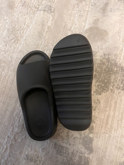 Yeezy slides negrii