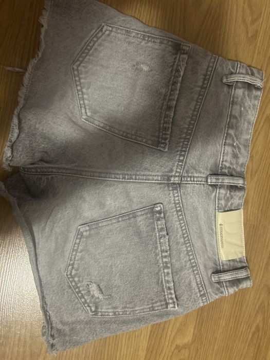 Pantaloni scurti stradivarius