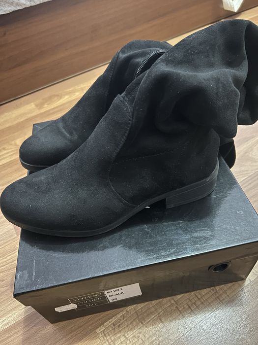 Черни боти и чизми