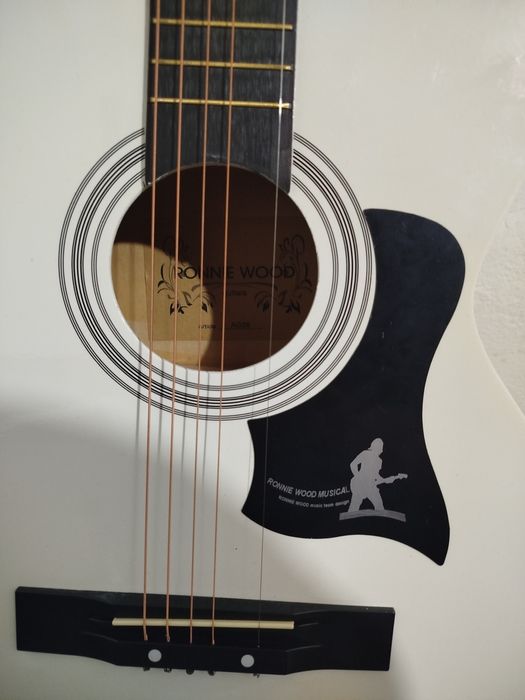 Продам гитару белого цвета