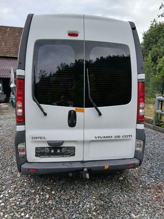 Dezmembrez Opel Vivaro motor 2.5 euro 4