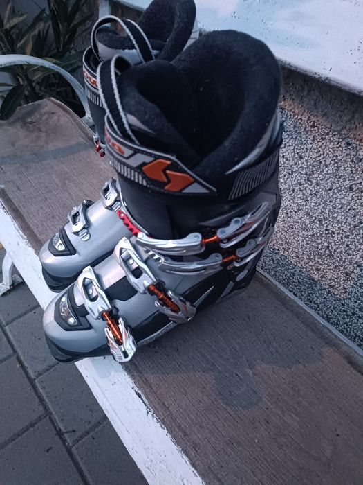 Ски обувки за средно напреднали и начинаещи