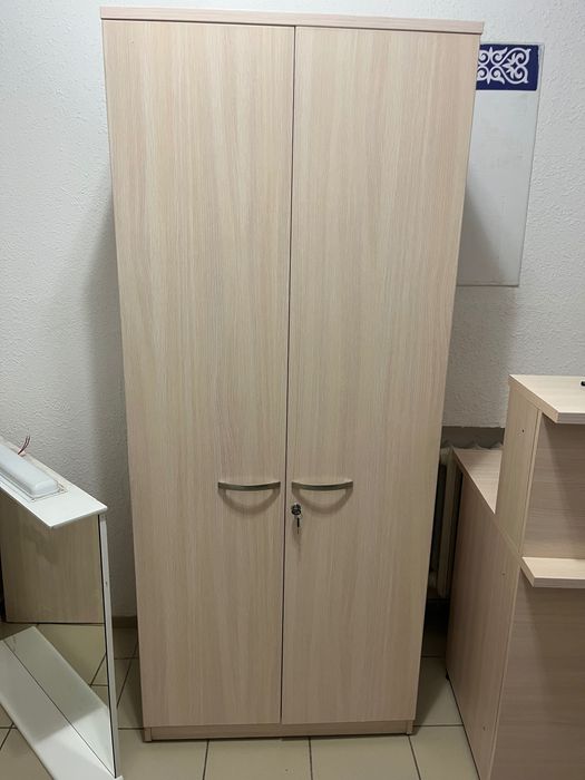 Шкафчик , стол и зеркало