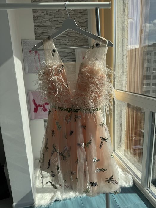 Бална официална рокля с бродерии и естествени пера Junona