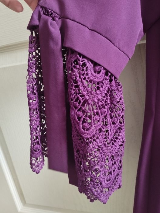 Платье приталенного покроя