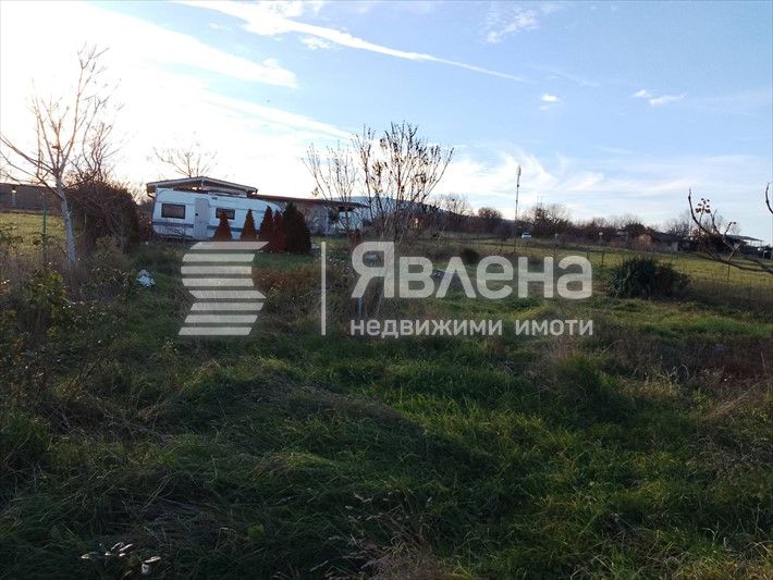 Поземлен имот с каравана, ток и вода над плажа на Варвара