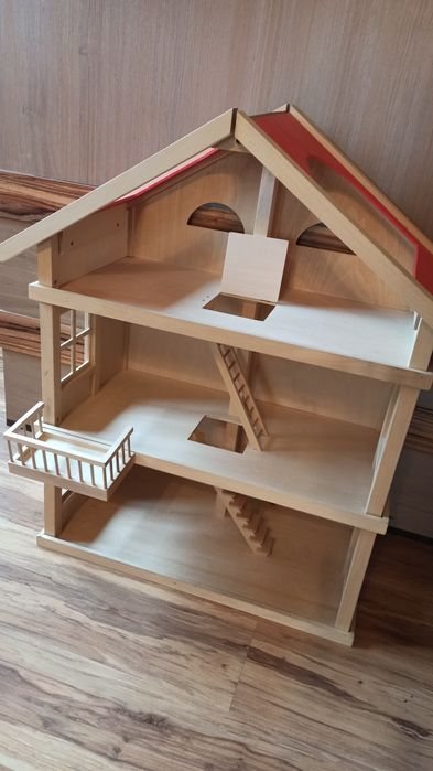 Запазена дървена къща с кукли и мебели и